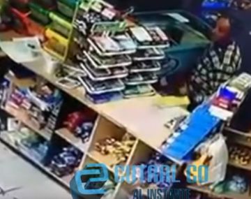 VIDEO: Brutal agresión a una empleada por una falla en una carga virtual