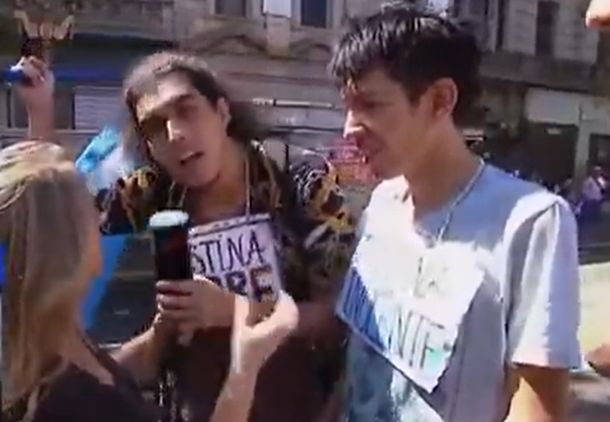 El fuerte cruce de un manifestante con la cronista de TN: Te quema la bandera de Argentina