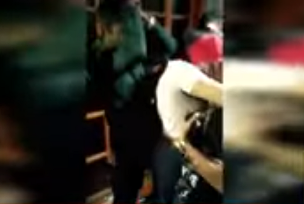 VIDEO: Policías fueron a desbaratar una fiesta clandestina y terminaron bailando