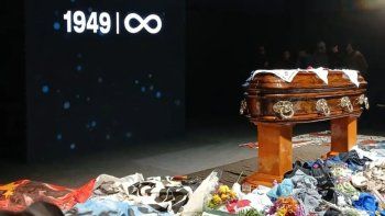 despedida a indio solari: abuelas, madres e hijos dejaron a sus panuelos en el feretro despedida a indio solari: abuelas, madres e hijos dejaron a sus panuelos en el feretro