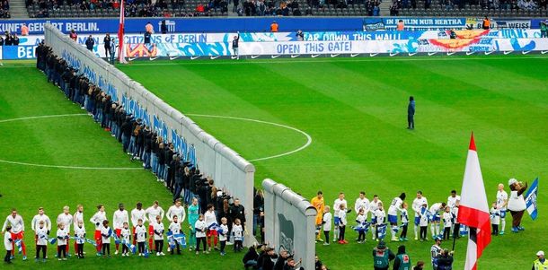 Emotiva conmemoración del fútbol por los 30 años de la caída del Muro de Berlín