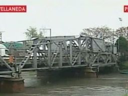 cayo un auto del puente bosch al riachuelo: el conductor esta desaparecido cayo un auto del puente bosch al riachuelo: el conductor esta desaparecido