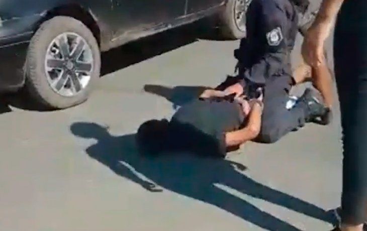 Vecinos golpearon a delincuente que apuntó a una nena y robó un celular