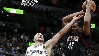 Emanuel Ginóbili pelea con el brasileño Nenê Emanuel Ginóbili pelea con el brasileño Nenê