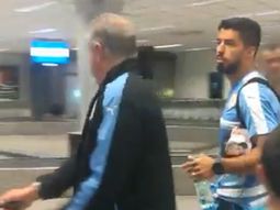 messi hay uno solo: el descortes gesto de luis suarez con un fanatico messi hay uno solo: el descortes gesto de luis suarez con un fanatico