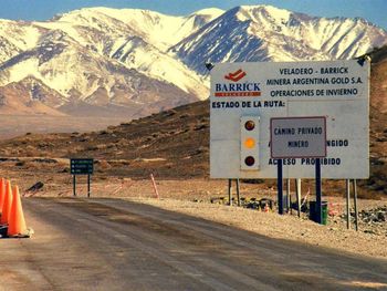 Aranguren y Uñac exigieron a Barrick una reingeniería completa en la mina Veladero