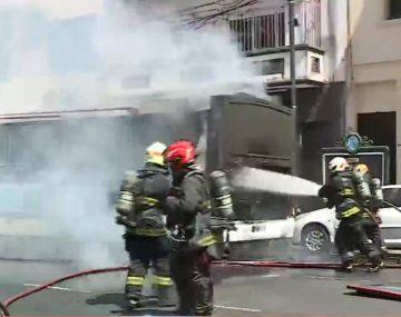 Fuego y pánico en Villa Crespo: se incendió un colectivo y debió ser evacuado