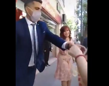 Cristina le contó su experiencia con la vacuna Sputnik V a una señora en la calle