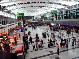 Gasto de turistas en el exterior alcanzó los US$ 2.715 millones