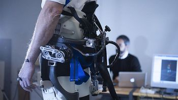 un robot que se lleva puesto y previene caidas un robot que se lleva puesto y previene caidas