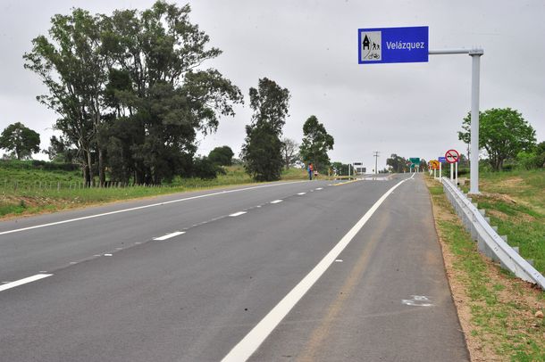 La ruta 15 une a la localidad de Velázquez con la ciudad de Rocha