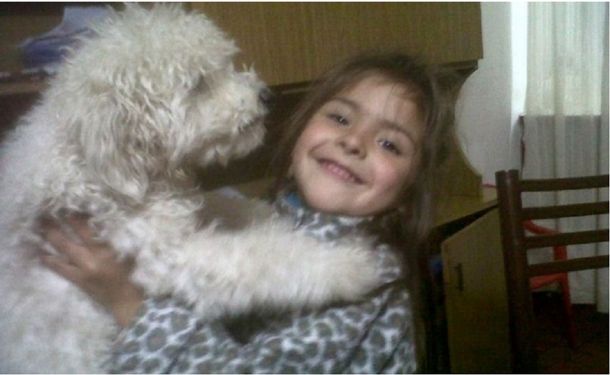 Amor de madre: vende ensaladas para que la hija pueda volver a escuchar