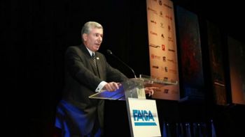 los empresarios le piden al gobierno un aumento salarial por decreto los empresarios le piden al gobierno un aumento salarial por decreto