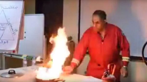 Cómo mantener el control y apagar una sartén prendida fuego