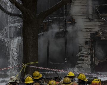 Una avioneta se estrelló contra el techo de una casa: seis muertos