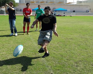 La zurda está intacta: Diego pateó penales con una pelota de rugby