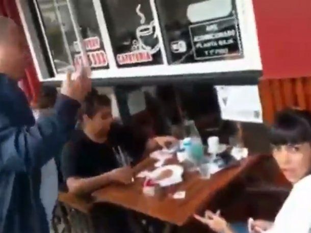 Un intendente echó de un bar a dos mecheras: ¡Afuera del pueblo, atorrantas!