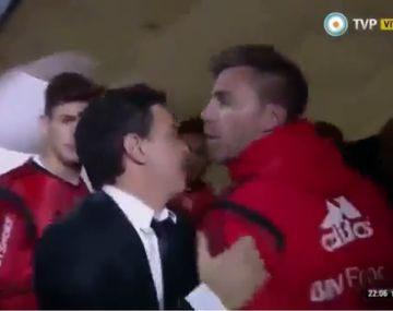 VIDEO: La furia del arquero Chiarini contra un policía