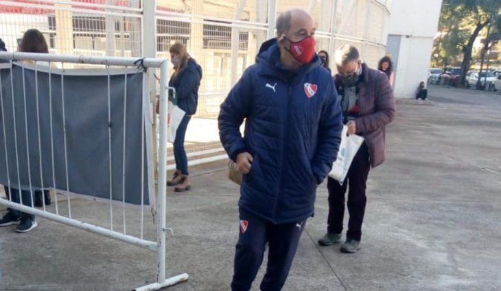 Bochini fue a vacunarse al Monumental con la ropa de Independiente