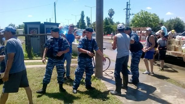Policía y Defensa Civil colaboran con inundados en La Emilia.
