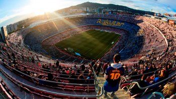 Fue una de las grandes promesas del Barcelona y compañero de Messi, pero una grave lesión lo alejó para siempre del campo de juego.  Fue una de las grandes promesas del Barcelona y compañero de Messi, pero una grave lesión lo alejó para siempre del campo de juego.