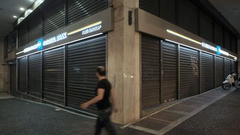 grecia comienza la semana con bancos abiertos y un marcado aumento del iva grecia comienza la semana con bancos abiertos y un marcado aumento del iva