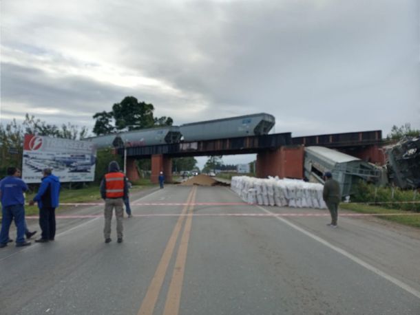 Rosario: colapsó el puente ferroviario La Virginia y cayó un tren a la ruta