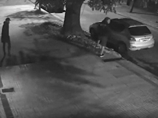 Insólito robo en La Plata: dejó su auto en la calle y se llevaron el techo