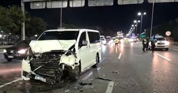Fuerte choque en la autopista Riccheri entre un auto y una camioneta dejó dos heridos