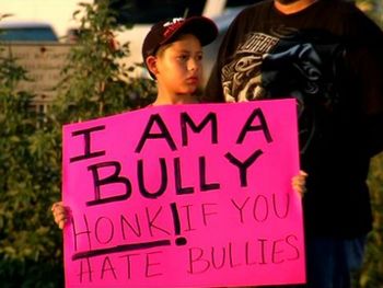 Padre obliga a su hijo a admitir en público que hizo bullying