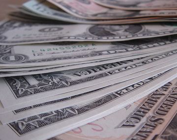 Los anuncios de Macri no calmaron nada: el dólar volvió a subir y cerró a $39