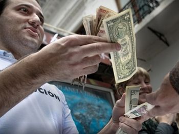 Tal como pronosticó Lacunza, el dólar blue reapareció y aumentó