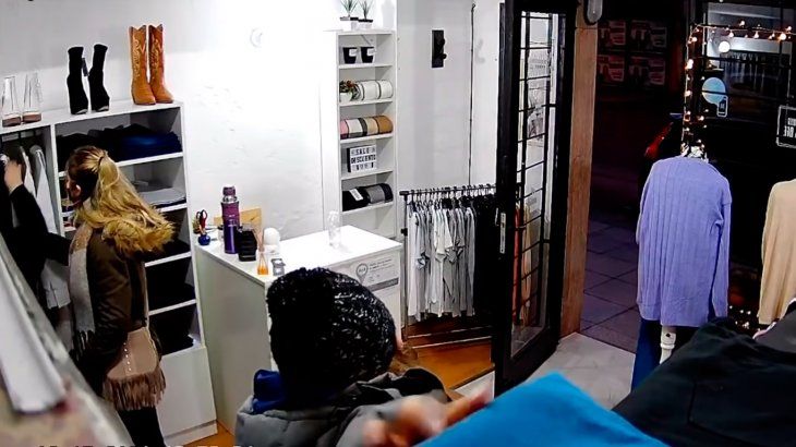 Mar del Plata: mecheras robaron una pila de pantalones en 4 minutos