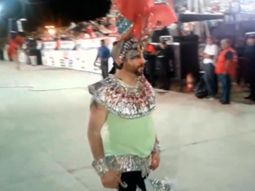 José Ottavis se puso las plumas y bailó en una comparsa José Ottavis se puso las plumas y bailó en una comparsa