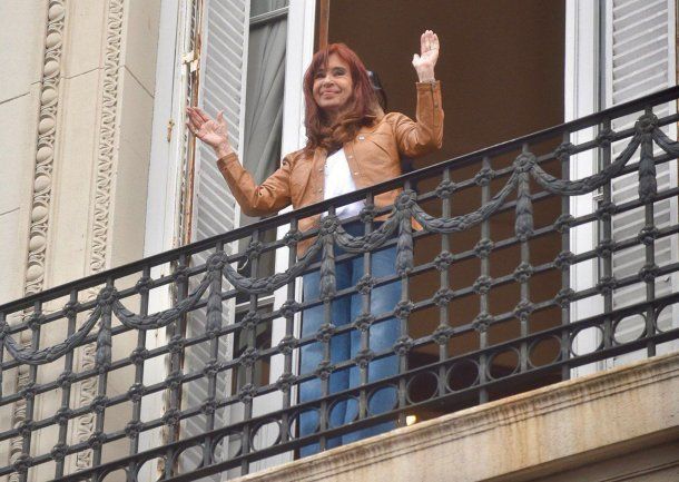 Cristina Kirchner saluda la militancia.
