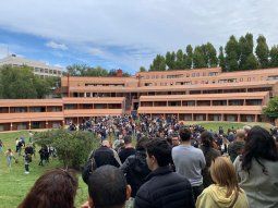 Miles de argentinos votaron en el exterior: filas en Madrid y Berlín