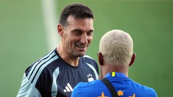 el emotivo reencuentro de scaloni con djalminha en la concentracion argentina que desperto recuerdos el emotivo reencuentro de scaloni con djalminha en la concentracion argentina que desperto recuerdos