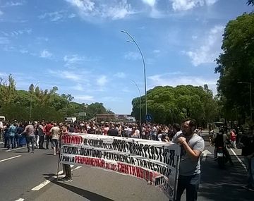 Con pancartas reclamaban la reincorporación de los despedidos