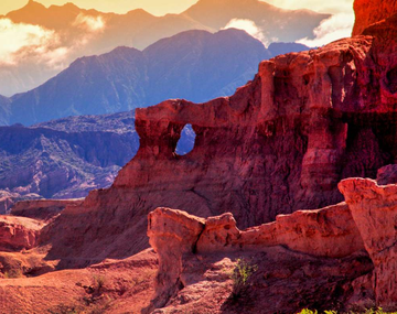 El pueblo con cultura vitivinícola ideal para visitar por sus paisajes rojizos