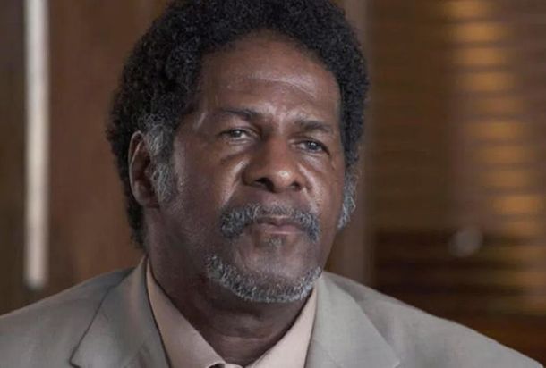 Lawrence McKinney reclama un millón de dólares