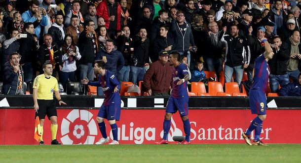 ¿Y el VAR?: al Barcelona no le cobraron un gol insólito y Messi explotó contra el árbitro