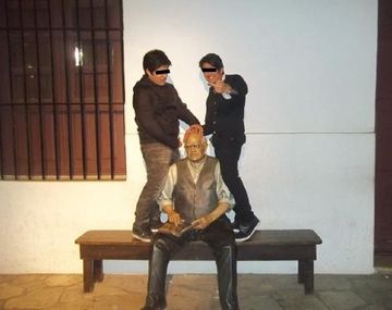 Burlas en la estatua de Sarmiento
