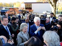 Hillary Clinton votó en Nueva York. Hillary Clinton votó en Nueva York.