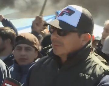 En la calle: la desesperación de un trabajador despedido de una fábrica de cerámicas