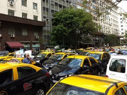 Los taxistas cortan accesos a la Ciudad porque no quieren tablets en sus autos