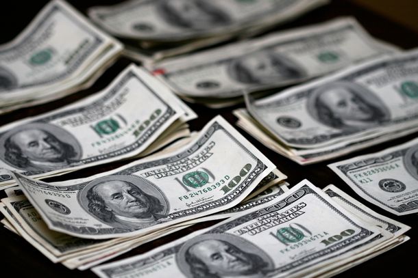 El dólar blue retrocedió 6,4% y el Merval ganó 4,1% en noviembre