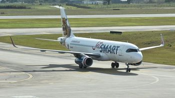 El primer vuelo del puente aéreo entre Montevideo y Buenos Aires. El primer vuelo del puente aéreo entre Montevideo y Buenos Aires.
