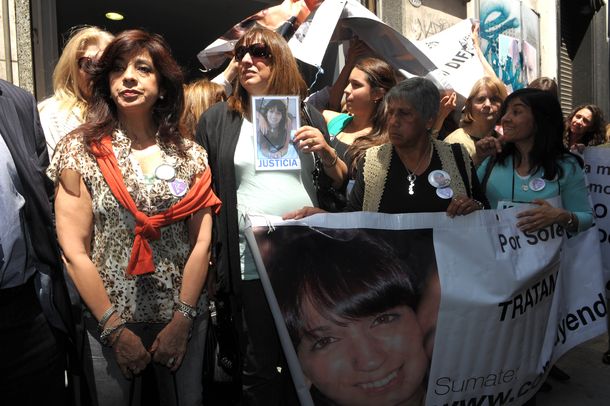 Escracharon frente a Tribunales al juez Axel Gustavo López