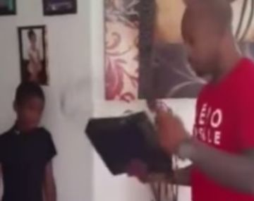 Pisó con su camioneta la Xbox de su hijo