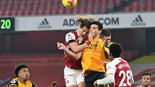 Raúl Jiménez chocó su cabeza con David Luiz y debió ser hospitalizado